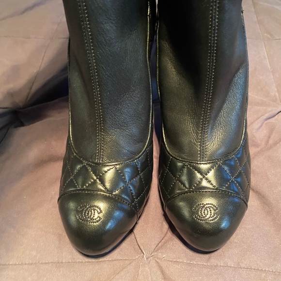 NIB Chanel High Quilted Lambskin Boots Size 37.5 - Picture 6 of 11